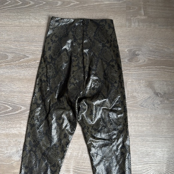 Commando Faux Leather Animal Legging in Moss Snake Small - Picture 10 of 13